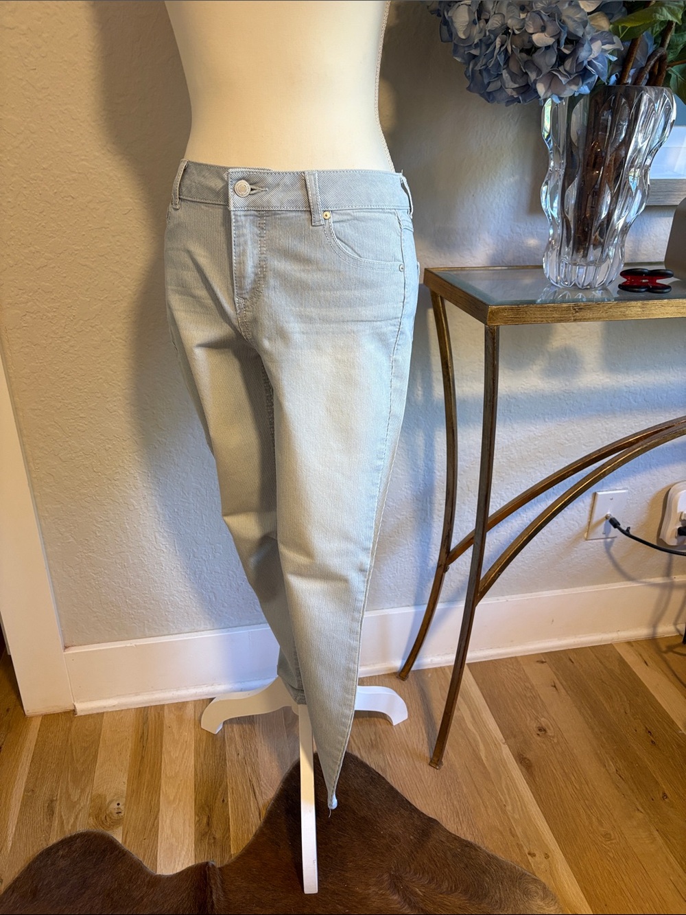 Artisan New York skinny jeans in a pinstripe, five pocket style. Size 4.